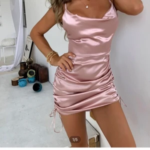 Klänning  - Superfin rosa kläninng från shein som tyvärr är för liten för mig upptil. Köpte den för 189 och säljer för 160. Jag står för frakten. 