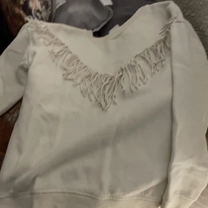 Zara tröja - Fin tröja från zara kids i stolek 10/140 aldrig använd så därför säljer jag den 💕