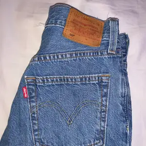 W23 L26, blå levis jeans med ljusblå detalj nedtill. Använda några gånger, men är i fin fint skick!✨☺️