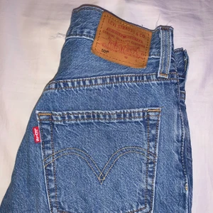 Levis Jeans  - W23 L26, blå levis jeans med ljusblå detalj nedtill. Använda några gånger, men är i fin fint skick!✨☺️