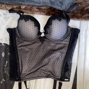 Corsett i storlek S - Svart/grå corsett i storlek S, säljes pga att jag ej använder denna och den ligger bara och tar plats och skulle därför ha mycket större användning hos någon annan. Använd fåtal gånger och är i väldigt bra skick. Säljes för 50 kr. 🌱💕