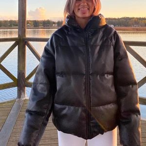 Vinter jacka - Hej hej, jag säljer min läder jacka för att jag har alldeles för många. Den är perfekt nu till vintern och är i ny skick. ☺️  kontakta mig via intresse. 