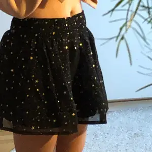 Volang kjol med guldiga stjärnor 