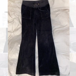 Juicy Couture byxor - Juicy couture byxor i färgen svart. Något äldre modell med gulddetaljer. Korta i modellen. Köpte själv dessa begagnade men säljer nu vidare då de va alldeles för korta på mig som är 174cm. Storlek S, användt skick men ej trasiga nånstans🤍 innerbenslängd 76cm