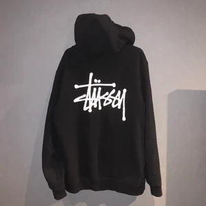 Stussy zip hoodie - Stüssy zip hoodie i 9/10 kvalite. Inga hål eller slitningar. Sitter som en lite större medium / large. 