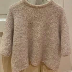 Stickad t shirt - Jättefin stickad t shirt från Zara. Använd ett fåtal gånger, har dock råkat få en blåbärs fläck men det går nog att få bort (har själv inte försökt) jätteskön och mysig!💞