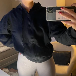 Munkjacka - Svart hoodie/luvtröja, svart med grå insida på luvan. Jättebekväm, jag brukar ha S!