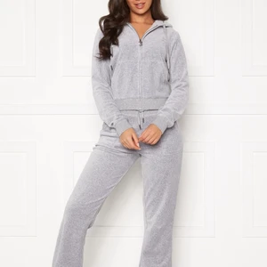 juicy couture sett, strl S på hela settet - Mitt juicy couture set är använd några få gånger, det är inga hål, fläckar eller liknande. Byxorna och koftan är i strl S, dem är perfekta för mig i längden som är 1,72 men dem passar även dem. Som är 1,65 och uppåt. Jag säljer dem då jag ska köpa ett annat. Budgivningen börjar på 1300kr eller köp direkt för 1500kr. Köparen står för frakt. 