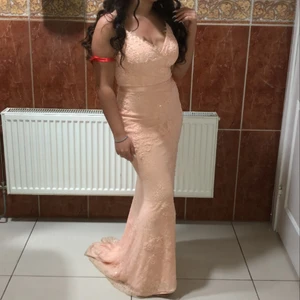 Bröllopsklänning  - Festklänning som är perfekt för ett bröllop. Använd endast en gång. Inga slitage endast lite smutsig på släpen men de går att lösa hemma med handtvätt.  