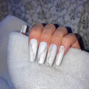 Press on naglar  - Hej! Jag gör press on gelenaglar🥰 använder produkter av högsta kvalitet✨ priset varierar beroende på hur du vill att naglarna ska se ut. Enfärgat kostar 250kr. En mer avancerad design kostar lite mer. Skicka en bild så kommer vi fram till ett rimligt pris. Lim, fil och gratis frakt ingår. Betalning sker innan jag börjar göra naglarna. Är 100% ärlig och lojal såklart💗 jag hjälper dig med hur du mäter dina naglar så att lösnaglarna ska passa. Tveka inte att skriva om du undrar något! 