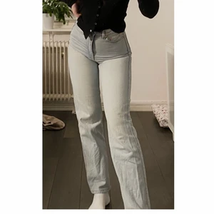 Weekday jeans - Säljer mina ÄLSKADE weekday jeans i modellen ROWE då dom blivit för små. Köptes i augusti så inte använda så mycket!💗 Storleken är 24/30 men skulle nog passa en liten 25/30 oxå! Jag är ca 1,64 cm och de når hälarna på mig💗 SÄLJER ÄVEN I SVART