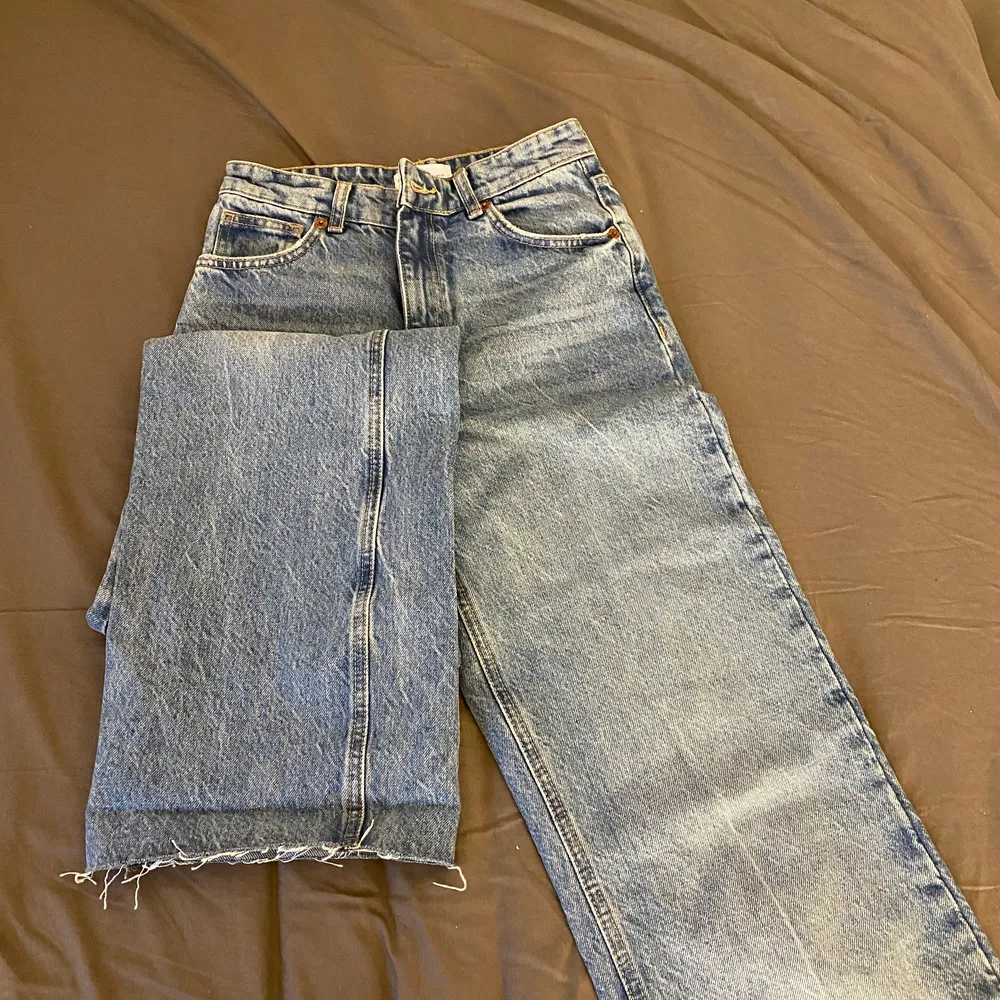 Det är ett par dina jeans från Zara använda en gång. Jag är 169 och dom är väldigt långa på mig. Säljer pågrund av att dom är för små i midjan för mig . Jeans & Byxor.