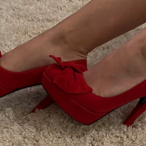 Röda Mocka Skinn Pumps stl38 fr Scorett - Röda Mocka Skinn Pumps stl38 fr Scorett, nyskick, skinn invändigt. Så snygga! Ett tillfälle 499kr (kostade 1695kr)