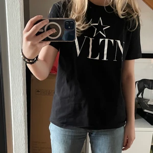 Valentino T-shirt - Velentino T-Shirt Skick: 9/10  Storlek: XS dam men sitter lite större, funkar även för killar storlek S! Bud: 2000 Pris: 2500 kr eller bud Fraktas spårbart för 66 kr med postnord📦 Tveka inte att skicka ett DM om du har en fråga🥰  #tjejtrend