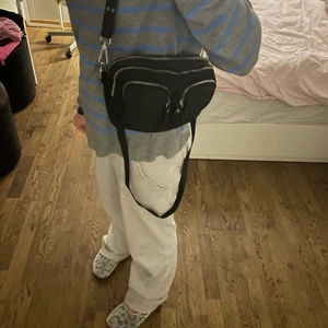 Fin väska från Gina  - Säljer nu denna jätte fina väskan från Gina Tricot för jag inte använder den längre. Använd ca 3 ggr så väldigt bra skick, båda banden medföljer 💥🎸