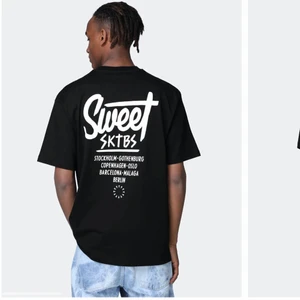 Sweet sktbs t-shirt! - Säljer denna t-shirt från Sweet Sktbs! Köpt på Junkyard för 300kr och använd 2 gånger😁                      Skriv för fler bilder eller om du har frågor!