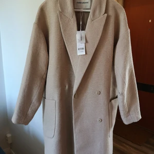 NY kappa Carin Wester - Jag säljer en sviiiiiinfin och bekväm kappa från favvomärket Carin Wester då jag genomgår en garderobsrensning. Denna är helt ny och tyvärr lite för oversize på mig som är 156 cm 🐒✨