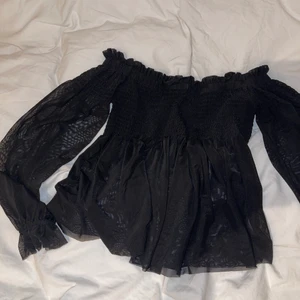 Offshoulder Topp Mesh - Populär Offshoulder mesh topp från bikbok, finns ej längre i butik 