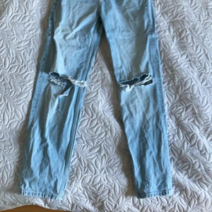 Jeans från Gina -  Jättefina jeans och bra skick använda två gånger för jag som är 161 så är de lite stora för mig men sitter väldigt bra och fint köpt för 600 helt oanvända 