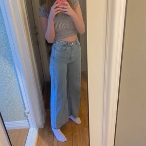 Weekday Ace 27/32  - Säljer dessa ljusblåa weekday jeans i strl 27/32. Sitter jättesnyggt på men är tyvärr endast använda några få gånger då jag tycker att de är för korta på mig (är 177cm). Kan mötas upp i Göteborg eller Jönköping, annars står köparen för frakten :) Nypris 500kr