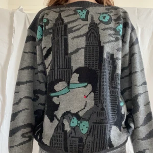 new york tröja - stickad tröja med skyskrapor och ett par som kysser varandra. riktigt fin vintage tröja i toppenskick. köpt i italien:)