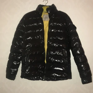 Moncler jacka (longue saison) - Moncler, med QR kod samt cartoon. Försöker bli av med kläder, där av de billiga priset!  Priset kan diskuteras vid snabb affär:) Fler bilder finns, det är bara att skriva. 