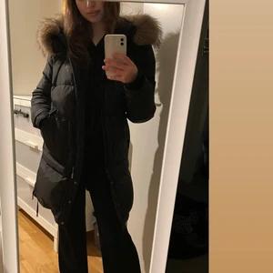 Jacka från Chelsea - Säljer min fina jacka från Chelsea som inte används längre eftersom den är lite stor. Har använt den i 2 år/ 2 vintrar. Äkta päls! Storlek M/S  Kan mötas upp eller frakt( köparen står för frakten)!