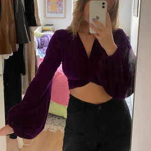 Topp i sammet - Säljer denna lila topp i sammet, perfekt inför nyår. Inköpt på Zara och aldrig använd. 
