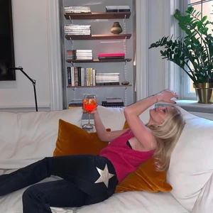 Jeans med stjärna  - Säljer mina svarta jeans med stjärnor på fickorna från free people. Använda ett fåtal gånger och i superfint skick. Bilderna är tagna ifrån Frida Ottosson. Köparen står för frakt :) 