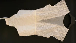 Vit spetsbody  - Vit spetsbody i storlek M, använd max 2 gånger så mycket bra skick!