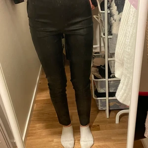 Skinn byxor - Hej! Jag säljer dessa fina skinn byxor från H&M dom är använda ett fåtal gånger.