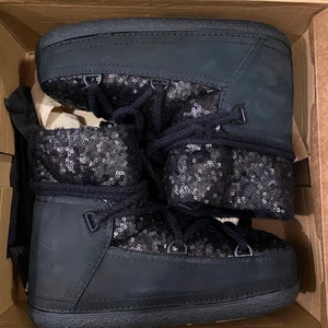 Oanvända Inuikki skor - Helt oandvönda och felfria svart glittriga Inuikii skor, kommer med dust bag och skollådan. Säljer pga att det var för små. Frakten tillkommer❤️ nypris 3000kr