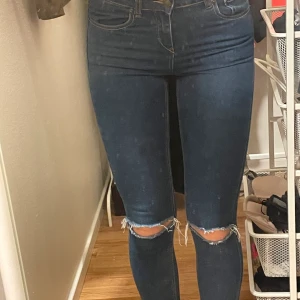 Jeans - Hej! Jag säljer fräscha jeans från ginatricot med hål på knäna. Jag vet ej vilken storelk det är. Det sår bara 25 men jag som har xs  på alla ginas jeans passar bra i dom.