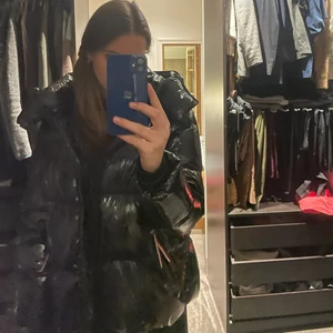Vinterjacka  - Supersnygg svart, glansig vinterjacka från Tommy Hilfiger. Nästintill oanvänd, då den inte kommit till så mycket användning. Köpt i vintras för 3 000 kr😇❤️
