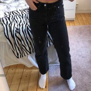 Weekday jeans, modellen Rowe extra high straight st 26/30! Något korta för mig som är 167cm. Nypris 500kr, kom med förslag på eget pris! Vill bli av med dem
