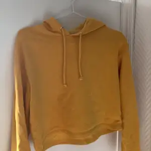 Skön gul/orange hoodie i strl xs från H&M🙌🏽 