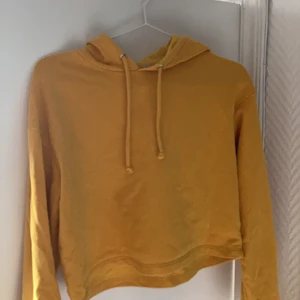 Hoodie  - Skön gul/orange hoodie i strl xs från H&M🙌🏽 