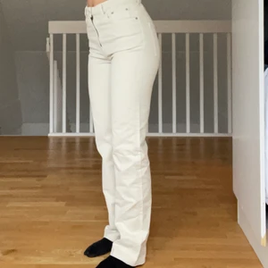 Weekday byxor  - Säljer dessa snygga beiga  voyage jeans ifrån weekday! Jättebeväma och snygga men tyvärr för stora i midjan för mig! 😍