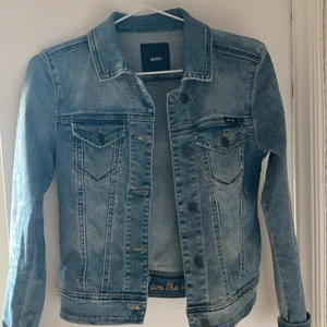 Jeansjacka! - Fin jeansjacka i stl 34 från Ellos🤩 köpt för 600kr. Pris kan diskuteras