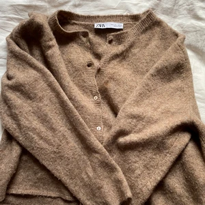 Zara kofta - Eftertraktad kofta fr zara som ej säljs längre, strl L men skulle säga att den sitter som en S-M (jag är en S och den passar mig) minimal fläck som ej syns)