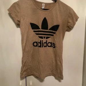 Adidas t-shirts  - Säljs separat.  Skriv privat till mig ifall du vill ha fler bilder eller se plagget på. Kunden står för frakten. 