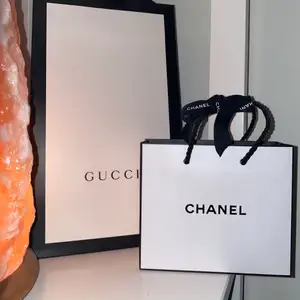 Äkta Gucci och Chanel-kassor/påsar. 
