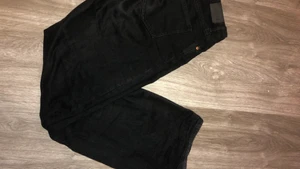 Monki jeans yoko - Använt endast fåtal gånger då de är lite stora på mig. Jättefina annars och långa i benen om du är som mig och söker de!!
