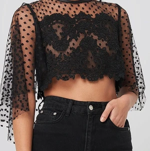 Ida Sjöstedt topp - ”Anisa” topp från Ida Sjöstedt i storlek 34. Aldrig använd, lappen sitter kvar på. Jättefin verkligen men har inte kommit till användning. Nypris 1500