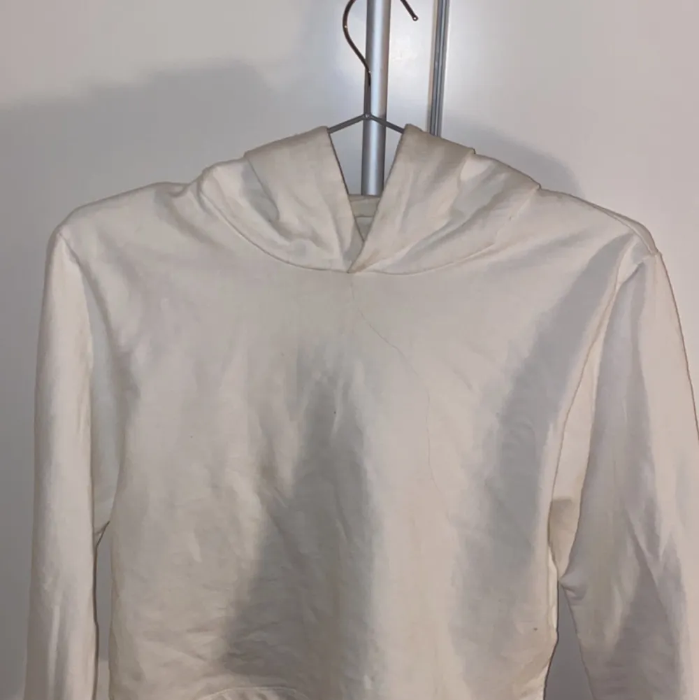 säljer denna vita hoodie, den är i storlek 146-152 men funkar som en magtröja för mig som har storlek XS, dock är armarna lite korta. Den har en liten fläck vid slutet av ärmen som nu ser på bild 3. Jag kan skicka fler bilder privat.. Hoodies.
