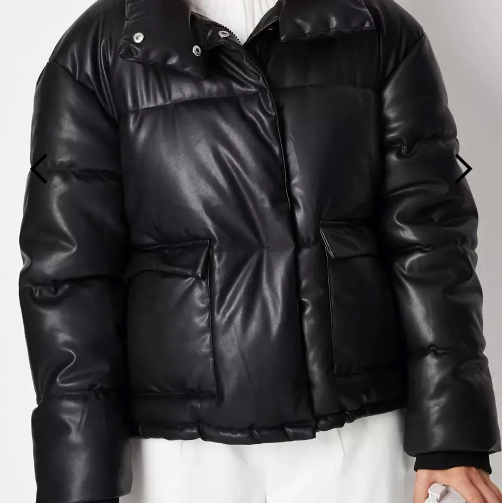 Säljer denna leather puff jacket från missguided. Aldrig kommit till användning då den var för stor på mig tyvärr då den är skitsnygg😍 STRLK är xs men då den är oversized skulle den passa en M till o med.. Jackor.