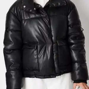 Säljer denna leather puff jacket från missguided. Aldrig kommit till användning då den var för stor på mig tyvärr då den är skitsnygg😍 STRLK är xs men då den är oversized skulle den passa en M till o med.