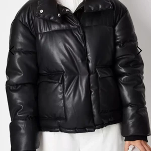 Puffer jacket - Säljer denna leather puff jacket från missguided. Aldrig kommit till användning då den var för stor på mig tyvärr då den är skitsnygg😍 STRLK är xs men då den är oversized skulle den passa en M till o med.
