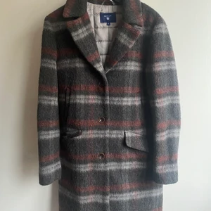 Kappa Gant storlek S - Klassisk kappa/rock i mohairmix från Gant, vadderad, storlek S. Mycket sparsamt använd, nyskick.