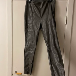 Gråa skinnleggings - Gråa skinnleggings från hm. Tyvärr för stora. Helt nya. Frakt tillkommer